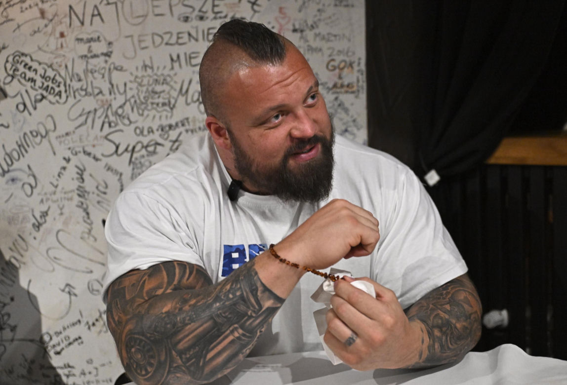 Eddie Hall zjadł przed walką z Pudzianowskim ogromnego steka. Pożre też "Pudziana"?