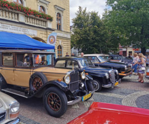 Klasyki motoryzacji na Rynku w Ostrowie Wielkopolskim