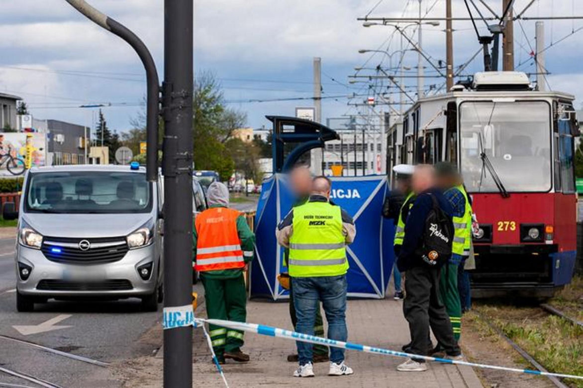 Kwiaty, znicze, pluszaki, łzy. Tak rodzina i znajomi żegnali zmarłą tragicznie Emilię z Bydgoszczy. 