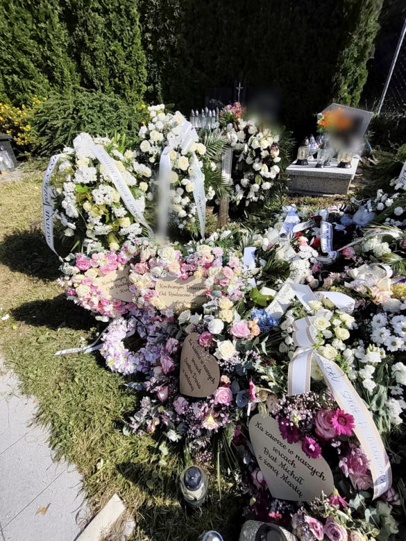 Morze kwiatów na grobie tragicznie zmarłego małżeństwa