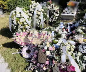Morze kwiatów na grobie tragicznie zmarłego małżeństwa