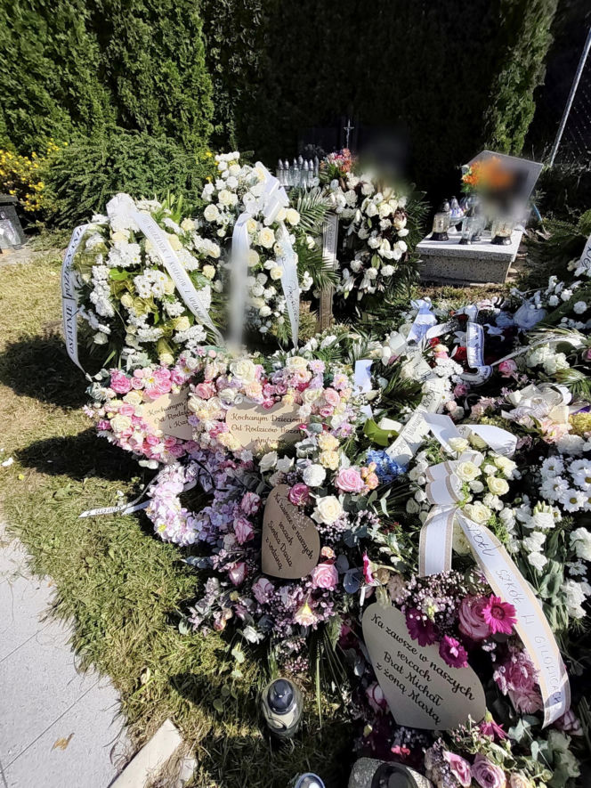 Morze kwiatów na grobie tragicznie zmarłego małżeństwa