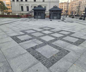 Plac Wolności w Bydgoszczy już bez pomnika, ale z nową rzeźbą. Sprawdzamy, kiedy koniec prac