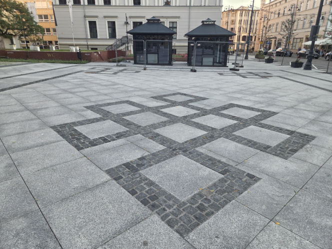 Plac Wolności w Bydgoszczy już bez pomnika, ale z nową rzeźbą. Sprawdzamy, kiedy koniec prac