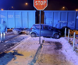 Zignorowała znak stop i wjechała pod pociąg! 40-latka cudem uniknęła śmierci