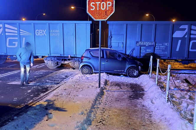 Zignorowała znak stop i wjechała pod pociąg! 40-latka cudem uniknęła śmierci