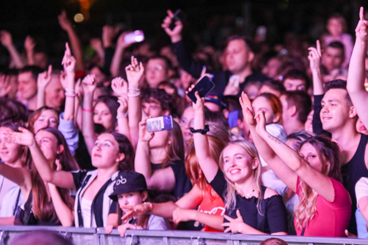 Sosnowiec Fun Festival. Publiczność szaleje przed sceną