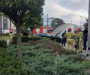 Wypadek na rondzie Jagiellonów w Bydgoszczy. Samochód wbił się w osłonę podziemnego przejścia