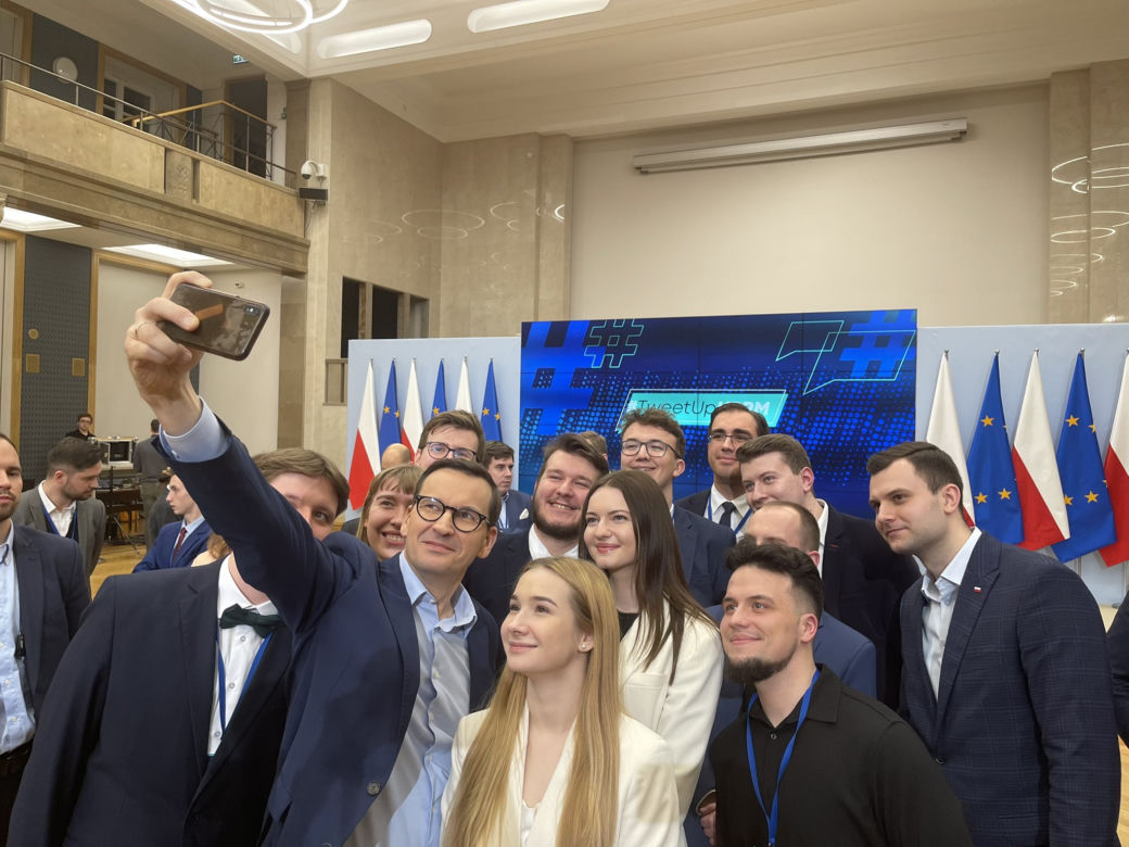 Mateusz Morawiecki z młodzieżą PiS