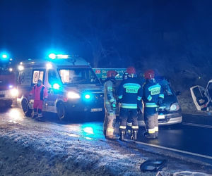 PILNE: Zablokowana droga nr 42. Zderzenie dwóch osobówek i dostawczego busa