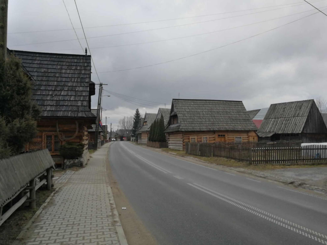 Ta małopolska wieś to żywy skansen. Kilkuset letnie chałupy wciąż zamieszkują mieszkańcy