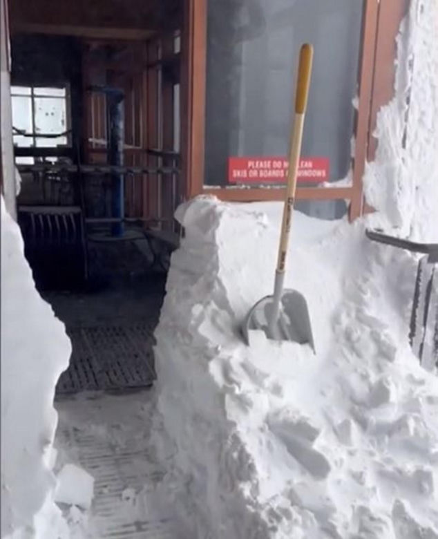 Zima na całego w Kalifornii! W ciągu doby spadło 90 cm śniegu [ZDJĘCIA]