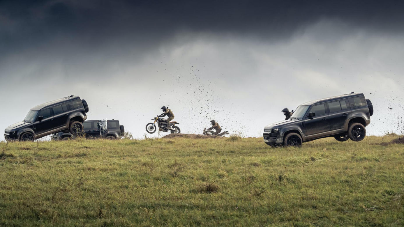 Lata, dachuje i dalej jedzie. Nowy Land Rover Defender jest niezniszczalny