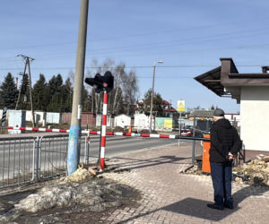 Autobus utknął na przejeździe kolejowym