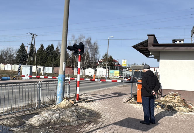 Autobus utknął na przejeździe kolejowym