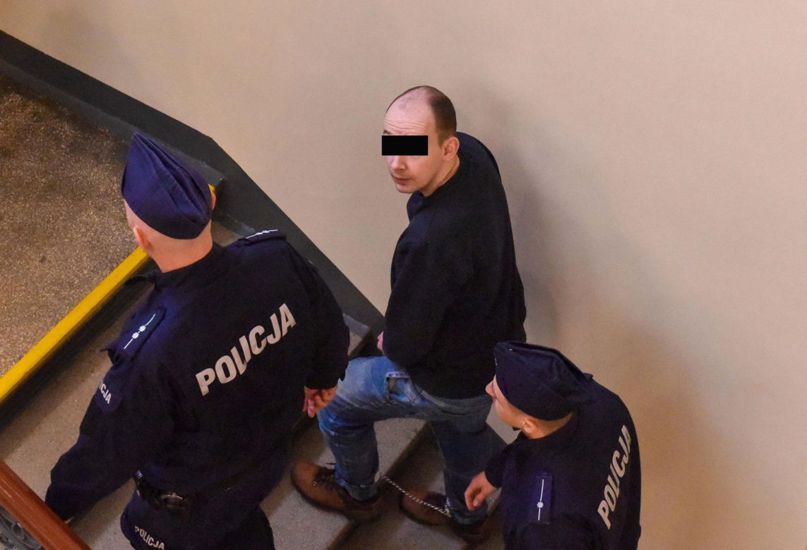 „Pan Frytka” i jego kolega stanęli przed sądem za brutalny gwałt w Toruniu