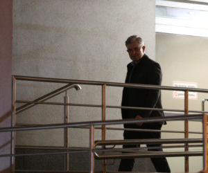 Premier Morawiecki czuwa przy ojcu Kornelu