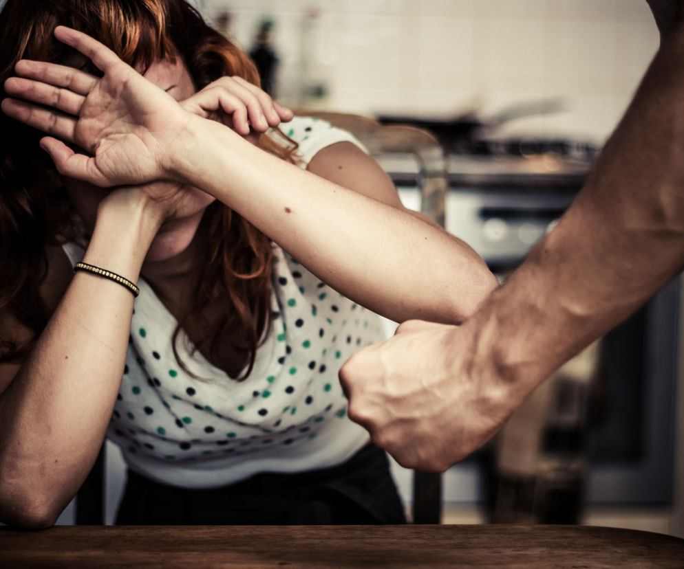Raził ją prądem, dusił poduszką. 17-latek chciał zabić niepełnosprawną ciotkę?!