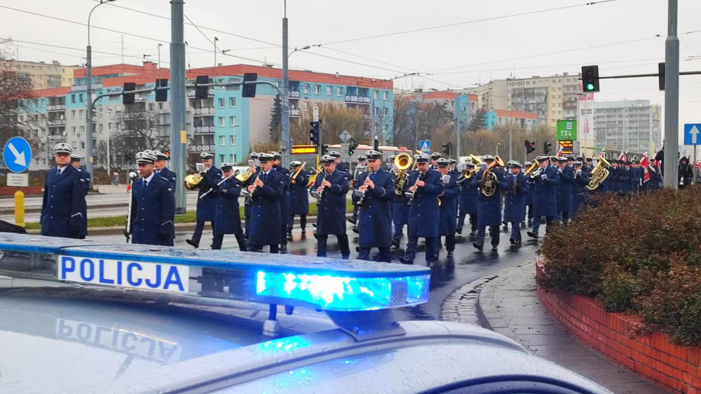  Wrocław. Ostatnie pożegnanie policjantów zastrzelonych na służbie. "Wasz tata jest bohaterem"