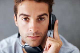 To miał być wygodny nawyk, a męczy bardziej niż praca przy komputerze. Jedna słuchawka może wprowadzać mózg w tryb alarmowy