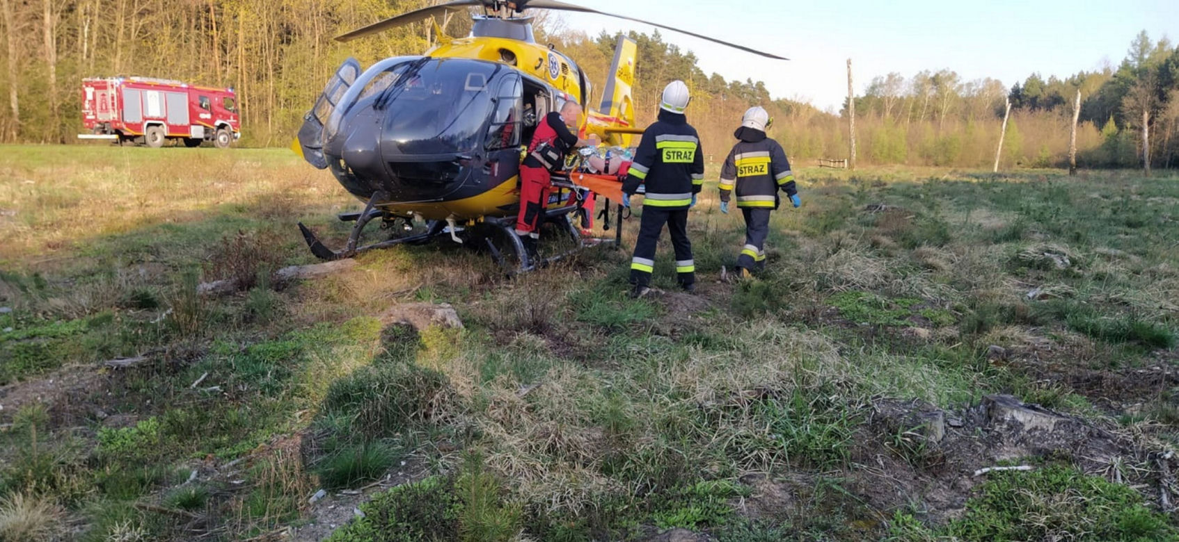 Śmiertelny wypadek pod Łaskiem! Motorowerzysta nie żyje, 45-letnią motocyklistkę zabrał śmigłowiec [ZDJĘCIA].