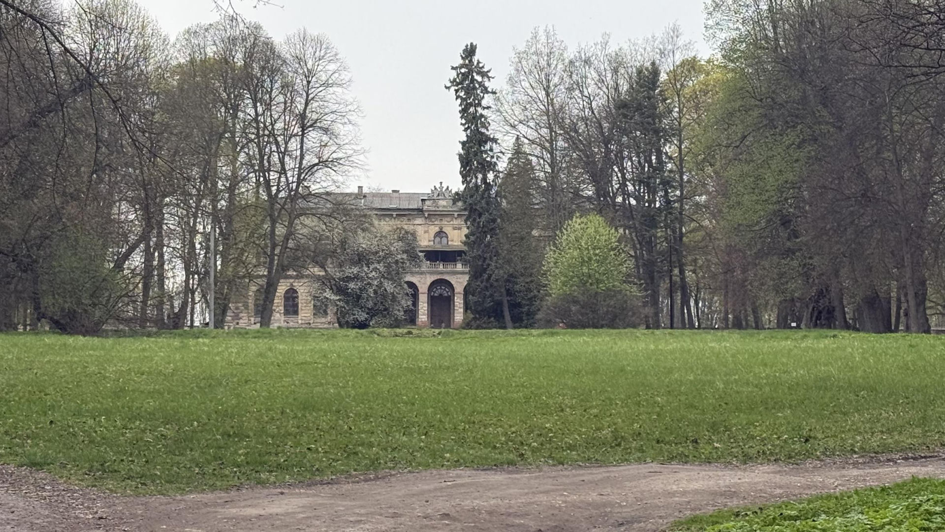 Pałac w Pilicy, wspaniała rezydencja która od dekad popada w ruinę