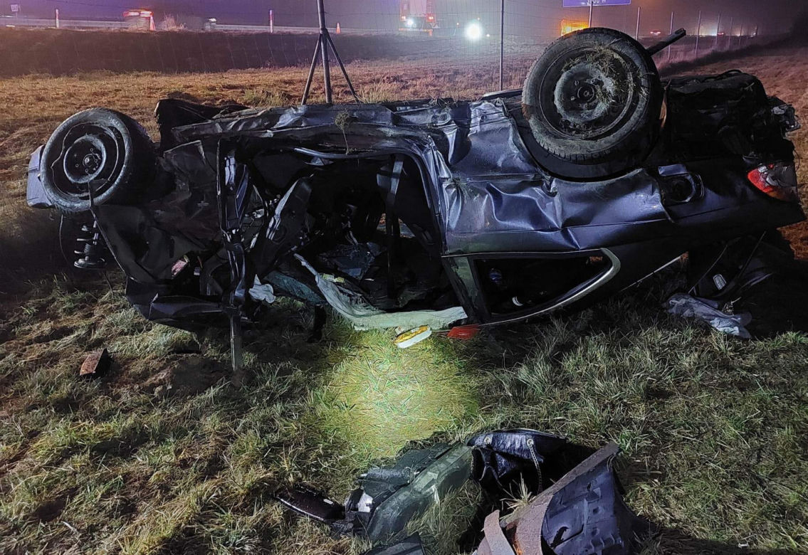Koszmarny wypadek na A2 pod Łodzią! 18-latka i 20-latek z BMW nie żyją [ZDJĘCIA].