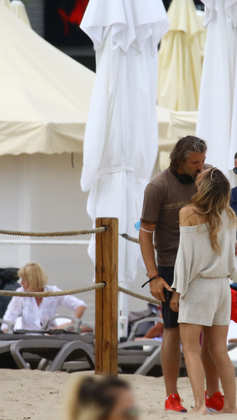 Koroniewska z Dowborem całują się na plaży