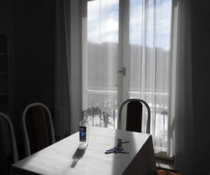 Pusta flaszka na stole, komputery i dziecięce zabawki w pokojach. Tajemniczy hotel na granicy polsko-czeskiej [ZDJĘCIA]