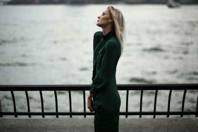 Leśna zieleń będzie najbardziej eleganckim i luksusowym kolorem 2026 roku. Zaproś ją do swojej szafy