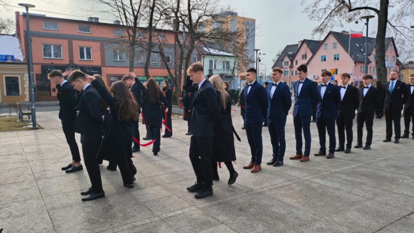 Licealiści zatańczyli poloneza w centrum Bełchatowa
