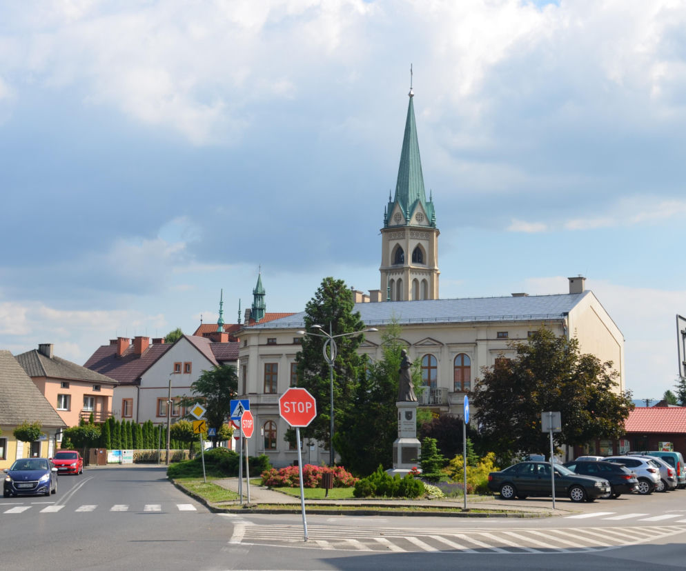 Centrum Wilamowic z wieżą kościoła Przenajświętszej Trójcy w tle. O zabytkach miasteczka przeczytasz na Eska Śląskie.