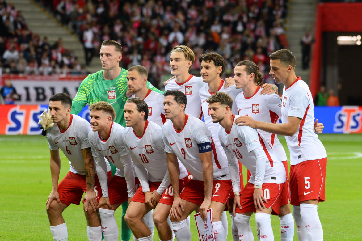 Anna Lewandowska z teściową i jej partnerem na meczu Polska - Bośnia