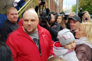 Spędził w więzieniu blisko 20 lat... za niewinność. Arkadiusz Kraska wyszedł na wolność [ZDJĘCIA, WIDEO]