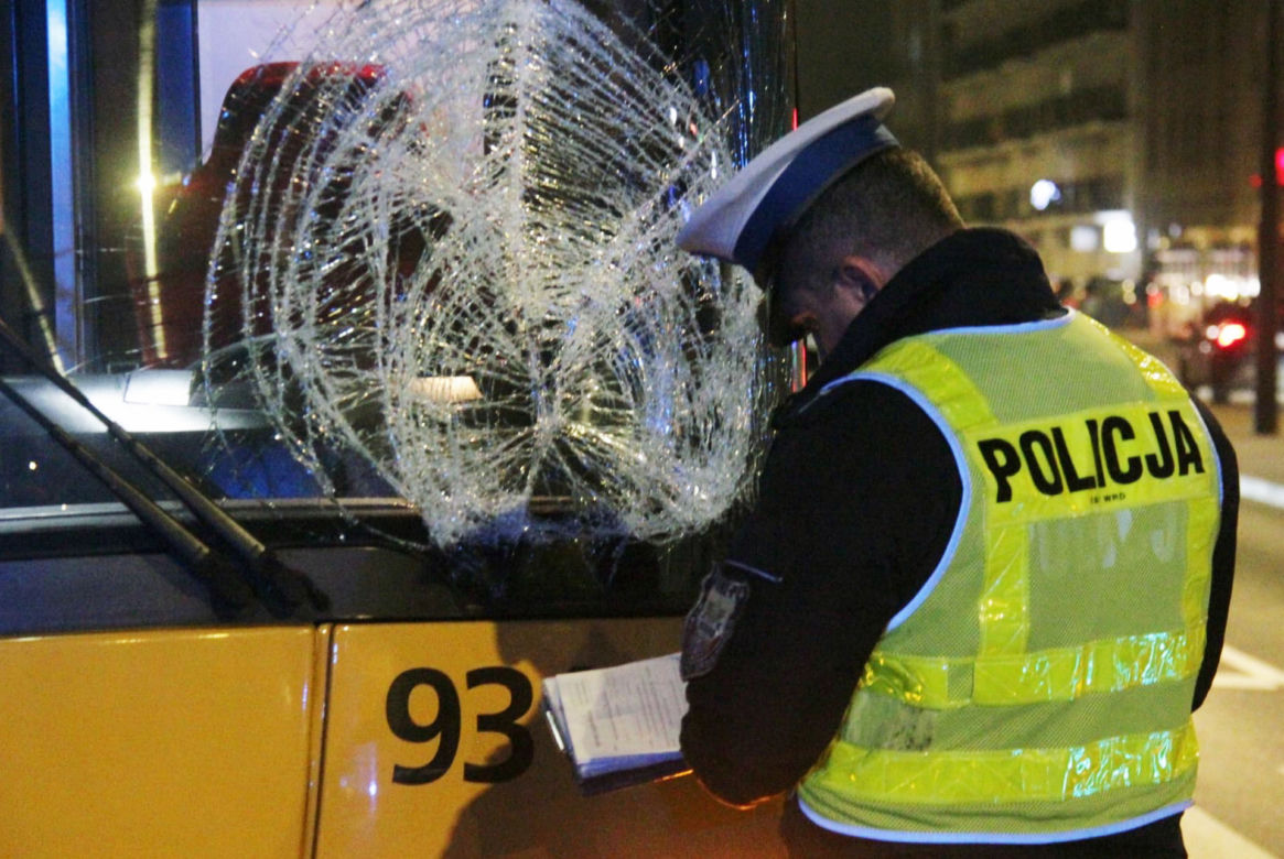 Koszmarny wypadek na Grochowie. Emeryt wpadł pod autobus