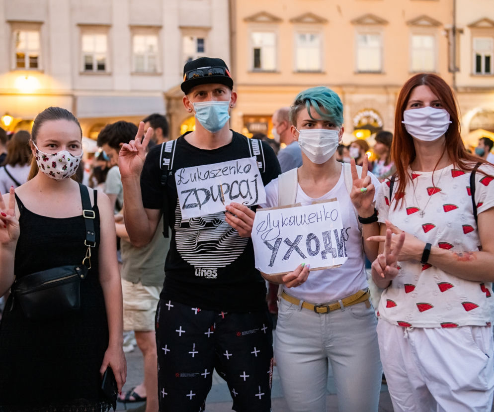 Manifestacja Białorusinów na rynku w Krakowie. Precz z Łukaszenką!