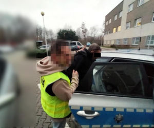 Dantejskie sceny tuż przy stacji metra. 62-latek rzucił się z pięściami na ratowników medycznych!