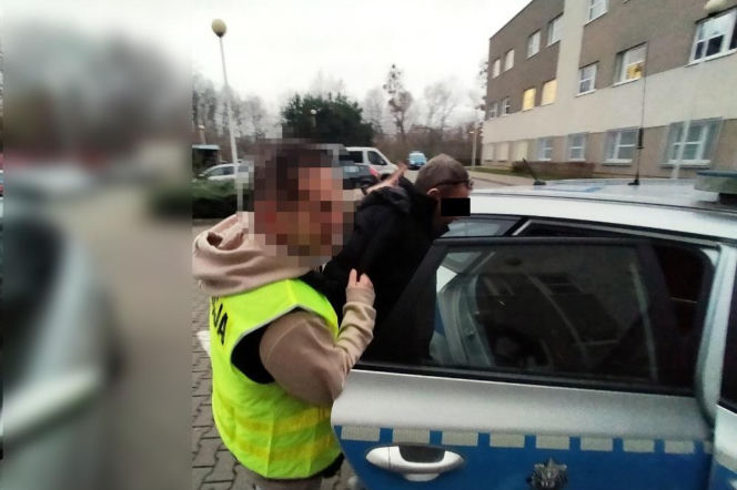 Dantejskie sceny tuż przy stacji metra. 62-latek rzucił się z pięściami na ratowników medycznych!