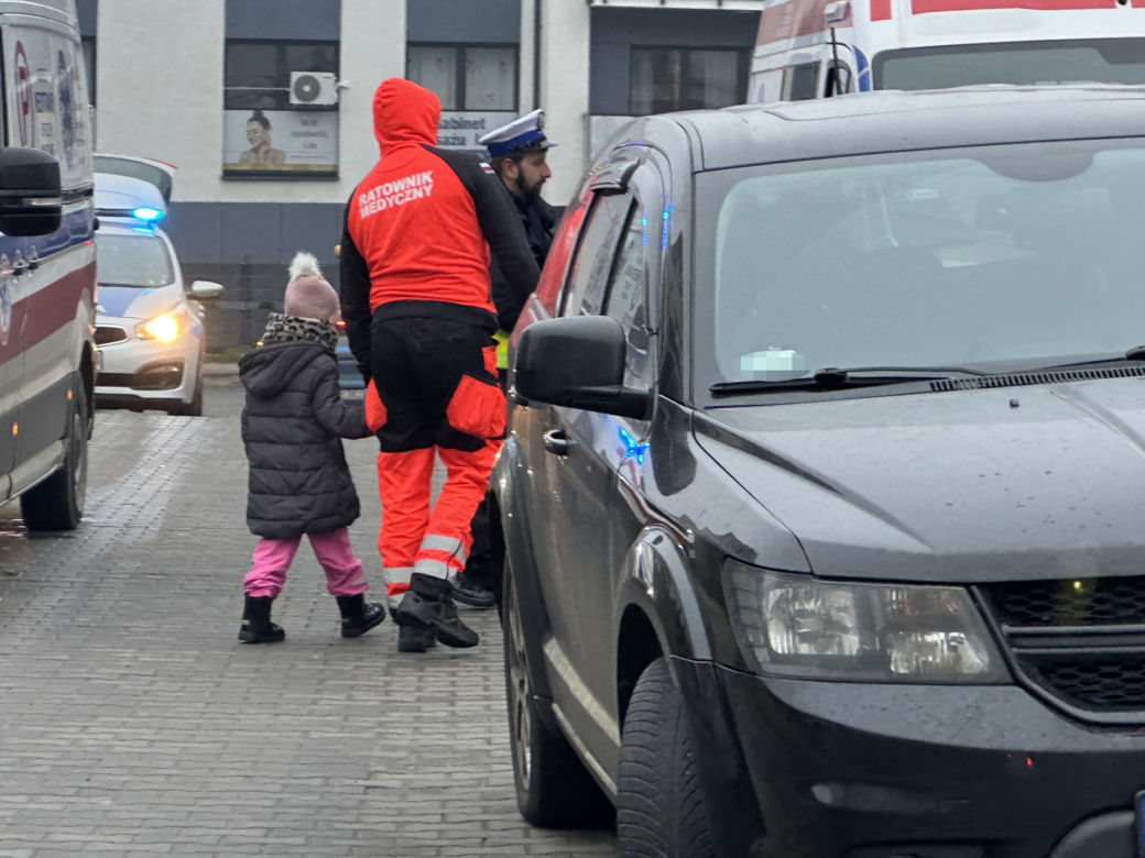Kierująca dodgem wjechała w matkę z dziećmi. 6-latka trafiła do szpitala