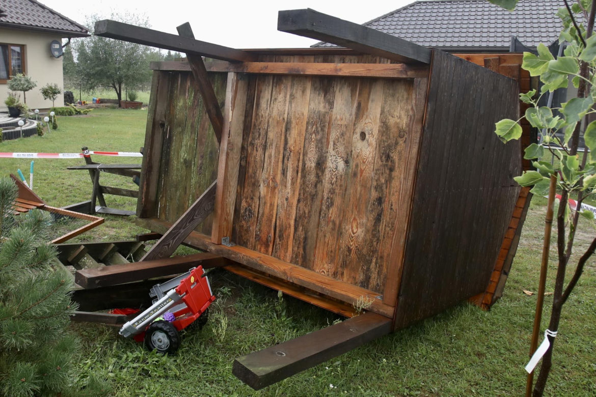 11-letni Kacper przygnieciony przez drewniany domek na podwórku. Chłopak zmarł po długiej reanimacji