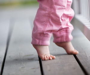 27% dzieci z autyzmem chodzi na palcach. Kiedy trzeba iść do lekarza?