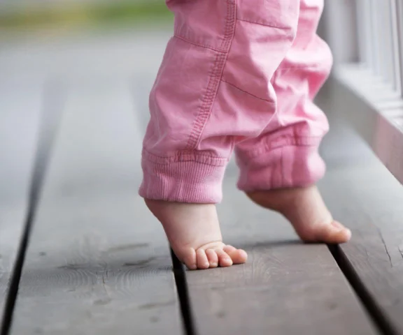 27% dzieci z autyzmem chodzi na palcach. Kiedy trzeba iść do lekarza?