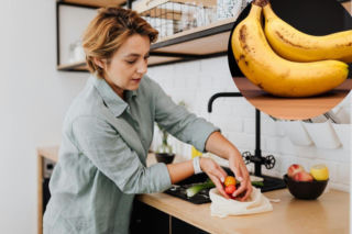Nie wyrzucaj skórek po bananie. W domu mogą zdziałać cuda