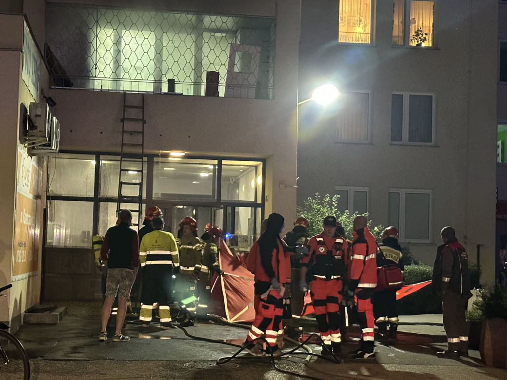 Spalone zwłoki mężczyzny na balkonie. Tragiczny pożar na Bródnie