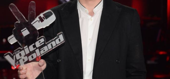 Krzysztof Iwaneczko oddaje swoją nagrodę. Zwycięzca The Voice of Poland ma talent i gest! 