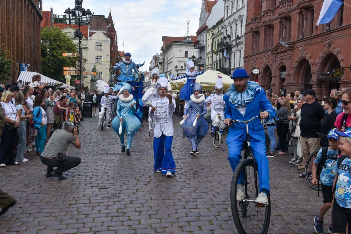 Kolorowa parada na otwarcie Dni Torunia. Przeszła przez serce toruńskiej starówki