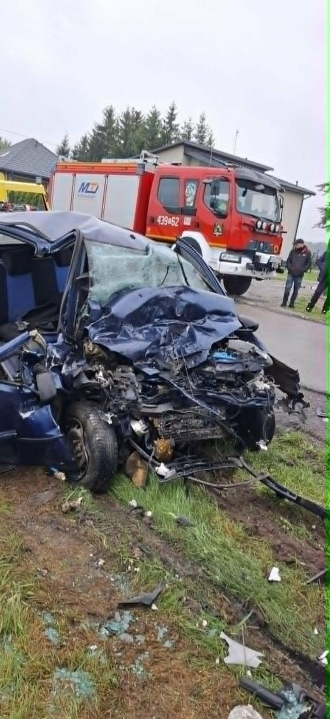 Pół rodziny zginęło w jednej chwili! Fiat najechał na ciężarówkę