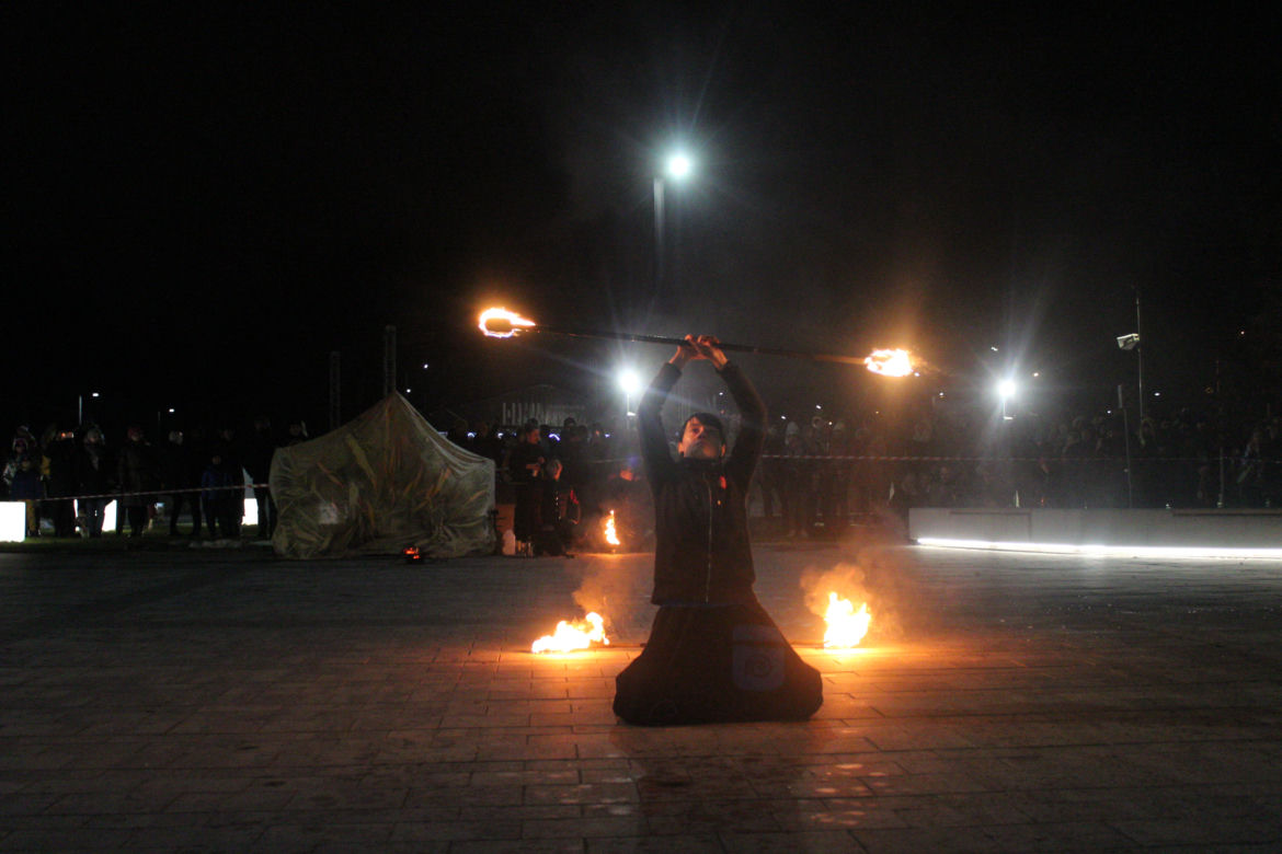 WOŚP 2023 w Krakowie: Fire Show w Nowej Hucie w wykonaniu grupy Spontan Fire