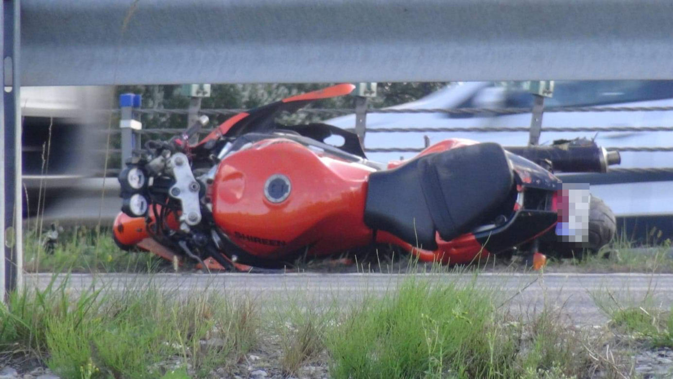 Tragiczny wypadek na S8 pod Wołominem. Motocyklista huknął w bariery, nie żyje