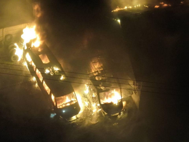 Potężny pożar zakładu pod Krakowem. Spłonęły autobusy i ciągnik rolniczy